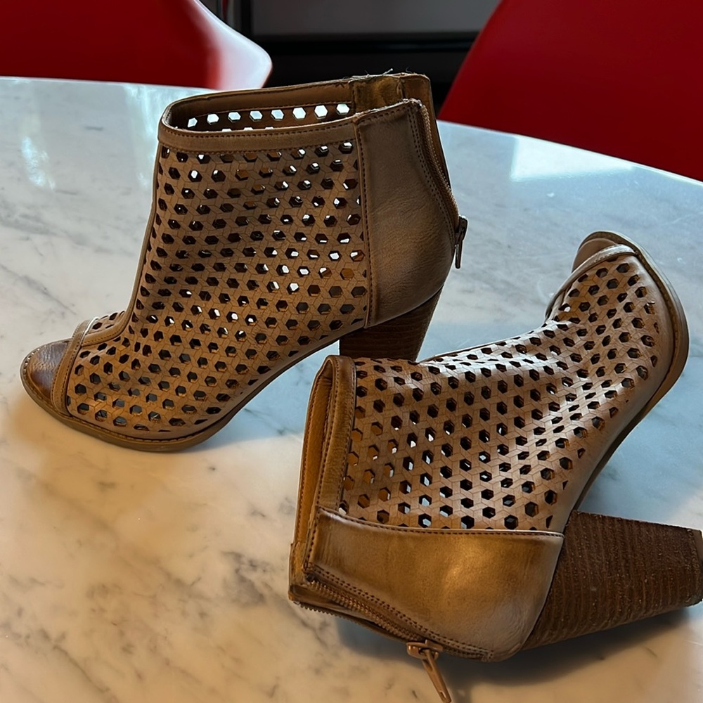 Mesh opened-toes ankle boots
